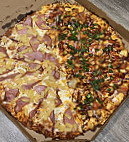 Round Table Pizza food