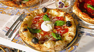 Caprizza (pizzeria Y Cocina Napolitana) food