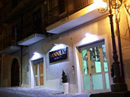 Sanneat Wine Food inside