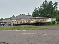 Earthwood Inn, Restaurant, Bar outside