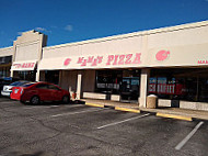 Mama's Pizza outside