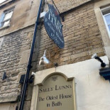 Sally Lunn's Dentro
