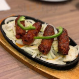 Karahi Junction Dentro