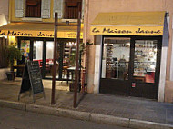 La maison Jaune outside