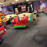 Chuck E. Cheese's Dentro