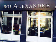 Roi Alexandre outside