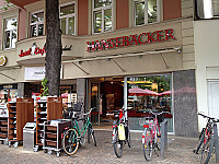 Junge Die Bäckerei. outside