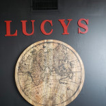 Lucy's Dentro