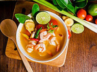 Has Raz Seafood Tomyam food