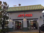 Jet's Pizza outside