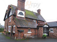 The Yew Tree Inn outside