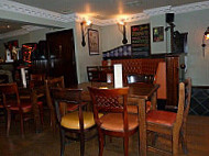 Au Bar Pub Restaurant inside