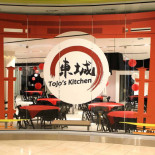 Tojo's Kitchen Dentro