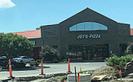 Jet's Pizza outside