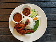 Nasi Kerabu Ayam Berempah food