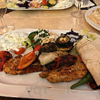 Öz Baba Holzkohlegrill food