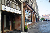 La Fee Meringue outside