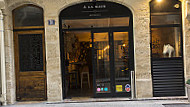 À La Main Le Comptoir inside