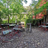 Amboss Biergarten Dentro