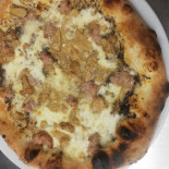 Poldo's Pizza food