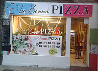 La Bonne Pizza inside