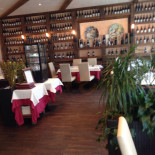 Red Chillies Dentro