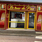 La Tour De Pizz’ outside