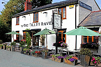 The Tilley Raven outside