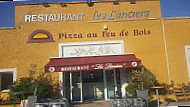 Les Lanciers outside