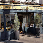 A Cursita outside