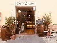 Largo Mazzini Gastronomia, Bistrot inside