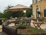 La Terrasse et Chateau La Benechie inside