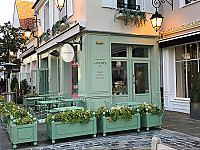 Laduree outside