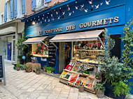 Le Comptoir des Gourmets outside