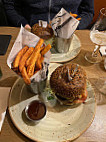 Alfons Burger Grand Bigard food