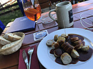 Schlosswirtschaft Heitzenhofen Biergarten food