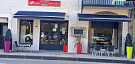 Le Petit Bistro outside