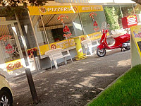 Mery's Pizza outside