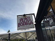 Pepes Bodega outside