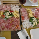 Saint-vout Cafe Oenotheque Fromagerie Et Produits Du Terroir food