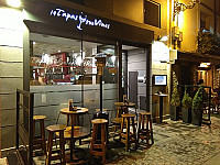 19 Tapas Y 500 Vinos inside