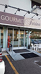 Gourmet Farina outside