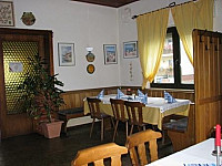 Pizzeria Da Enzo inside