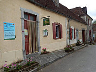 Repas à La Ferme outside