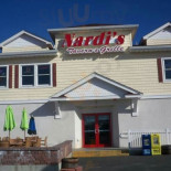 Nardi's Tavern Dentro