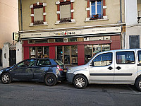 Les Glougloutons outside