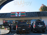 7-eleven outside