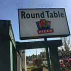 Round Table Pizza outside