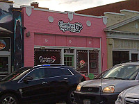 Carytown Cupcakes outside