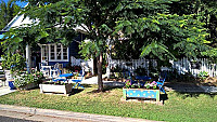 The Blue and White Teapot Cafe outside